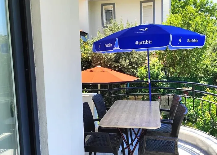 아파트 Perfectly Located In Walking Distance To The *